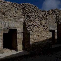 Andesina, Amphitheater, Cages
