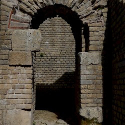 Andesina, Amphitheater, Exit