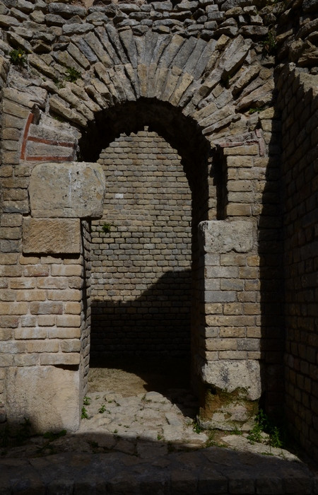 Andesina, Amphitheater, Exit
