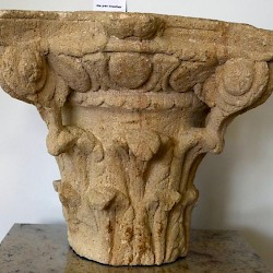 Andesina, Composite capital found near the amphitheater
