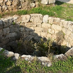 Byblos, L-shaped temple, Well