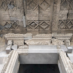 Garni, Roman-style monument, Entrance, Lintel