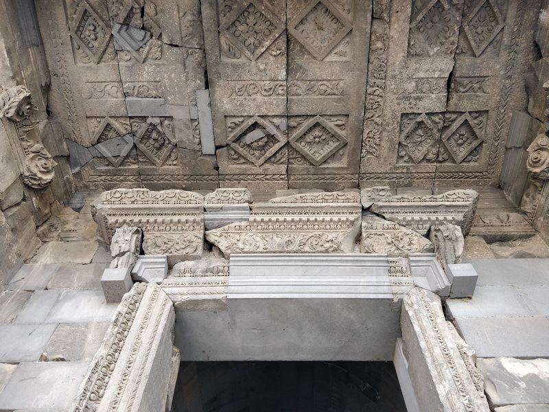 Garni, Roman-style monument, Entrance, Lintel
