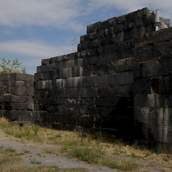 Garni, Wall