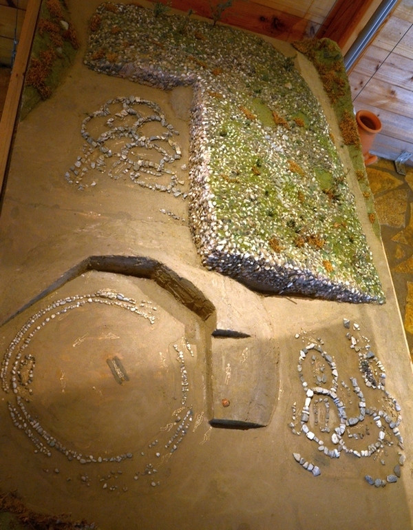 Model of the Kamenica excavation; the original circle is to the left and was expanded with additions in the east (top) and south (right)