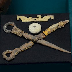Koktepa, Scissors