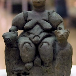 Çatalhöyük, Statuette of a woman with two felines