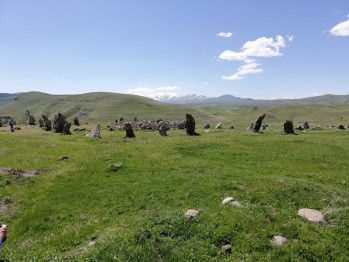 Karahunj, Iron Age tumulus with stone circle