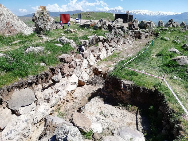 Karahunj, Southern wall
