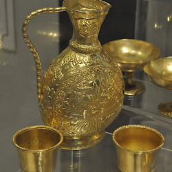 Sânnicolau Mare, Nagyszentmiklós treasure, Gold jar with two cups (copies)