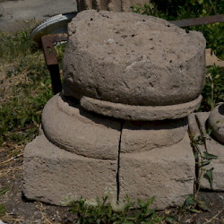 Artaxata, Column base