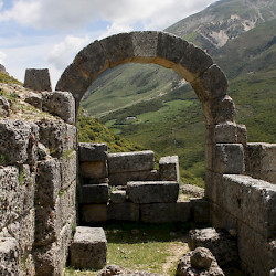 Amantia, Gate