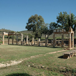 Brauron, Stoa