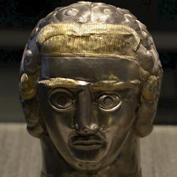 Peretu, Head
