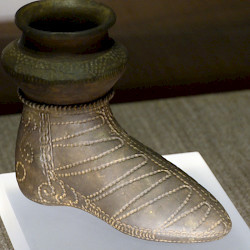 Curtuișeni, Shoe-shaped bottle