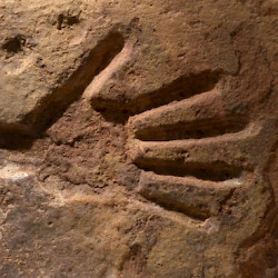 Dedan, Temple, Relief of a hand
