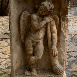 Mactaris, Tombstone with erote