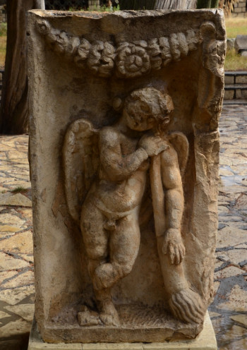 Mactaris, Tombstone with erote