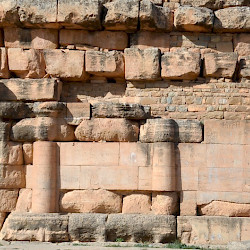 Madghacen, Royal tomb, Wall