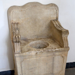 Icosium, Toilet seat