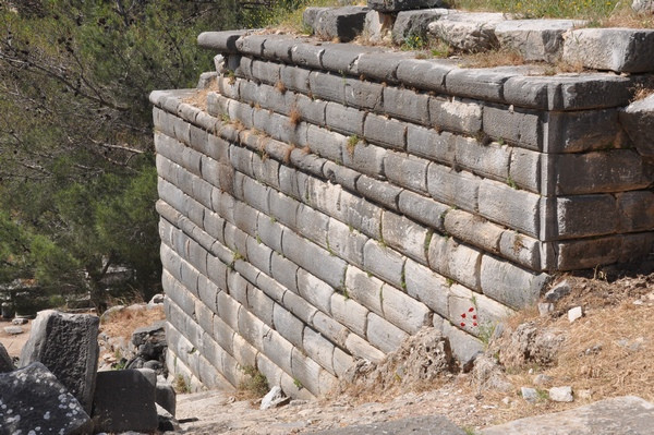 Temple of Athena Polias, Terrace Wall