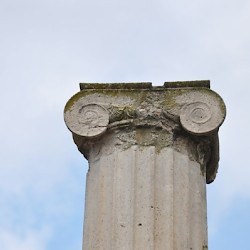 Pella, Aristocratic house, Ionic capital