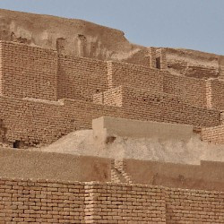 Choga Zanbil, Ziggurat, Large walls of brick covering an inner core of tiles