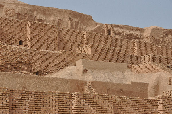 Choga Zanbil, Ziggurat, Large walls of brick covering an inner core of tiles