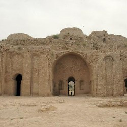 Firuzabad, Palace of Ardašir, Court, Palace façade