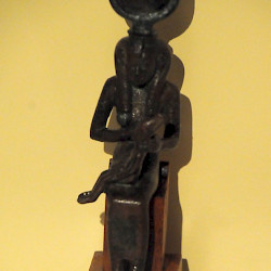 Sais, Statuette of Isis Lactans