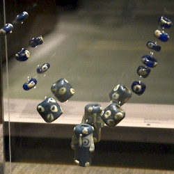 Matei, Necklace made of Phoenician glass