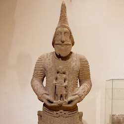 Hatra, Statue of a general holding a baby