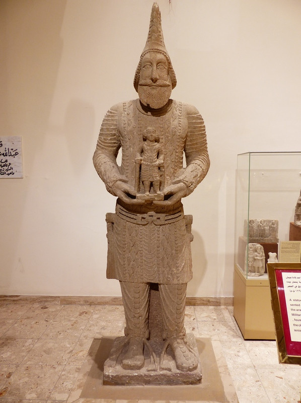 Hatra, Statue of a general holding a baby