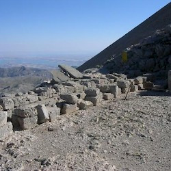 Nemrud Daği, Eastern terrace, Macedonian ancestors