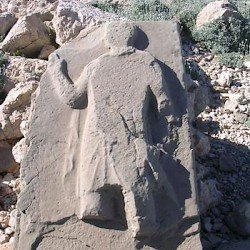 Nemrud Daği, Eastern terrace, Achaemenid ancestor