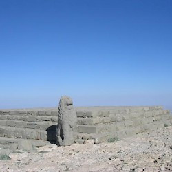 Nemrud Daği, Eastern terrace, Altar