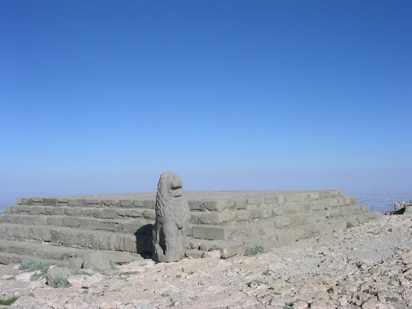 Nemrud Daği, Eastern terrace, Altar