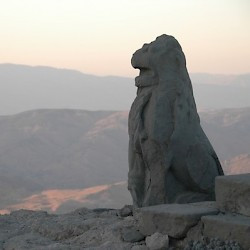 Nemrud Daği, Eastern terrace, Altar, Lion
