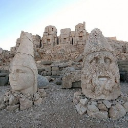 Nemrud Daği, Eastern terrace, Altar, Antiochus and Heracles