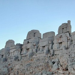 Nemrud Daği, Eastern terrace, Statues on a platform