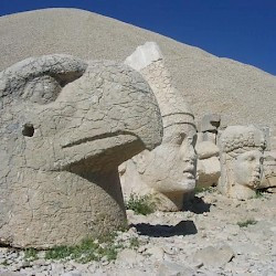 Nemrud Daği, Western terrace, Heads of gods and an eagle