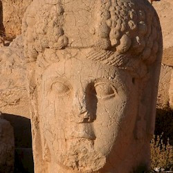 Nemrud Daği, Western terrace, Tyche