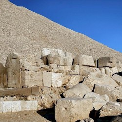 Nemrud Daği, Western terrace, Statues without platform
