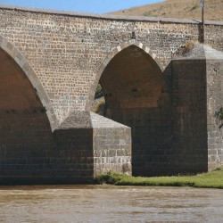 Diyarbakir, Tigris bridge, Piers