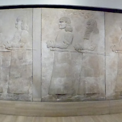 Khorsabad, Relief with king and courtiers