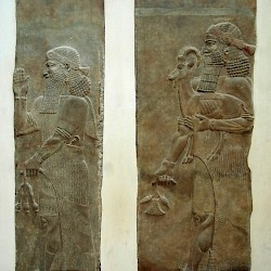 Khorsabad, Relief of two courtiers