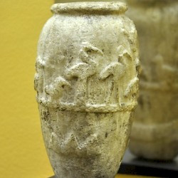 Vase, decorated with birds, Dynasty 0