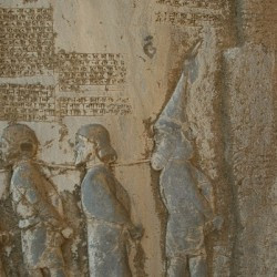 Behistun, Darius' relief, Frâda (center) and Skunkha (right)