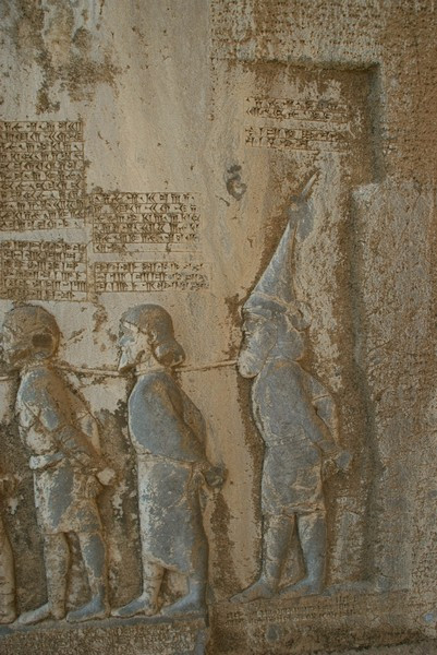 Behistun, Darius' relief, Frâda (center) and Skunkha (right)