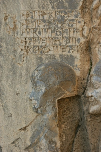 Behistun, Darius' relief, ššina